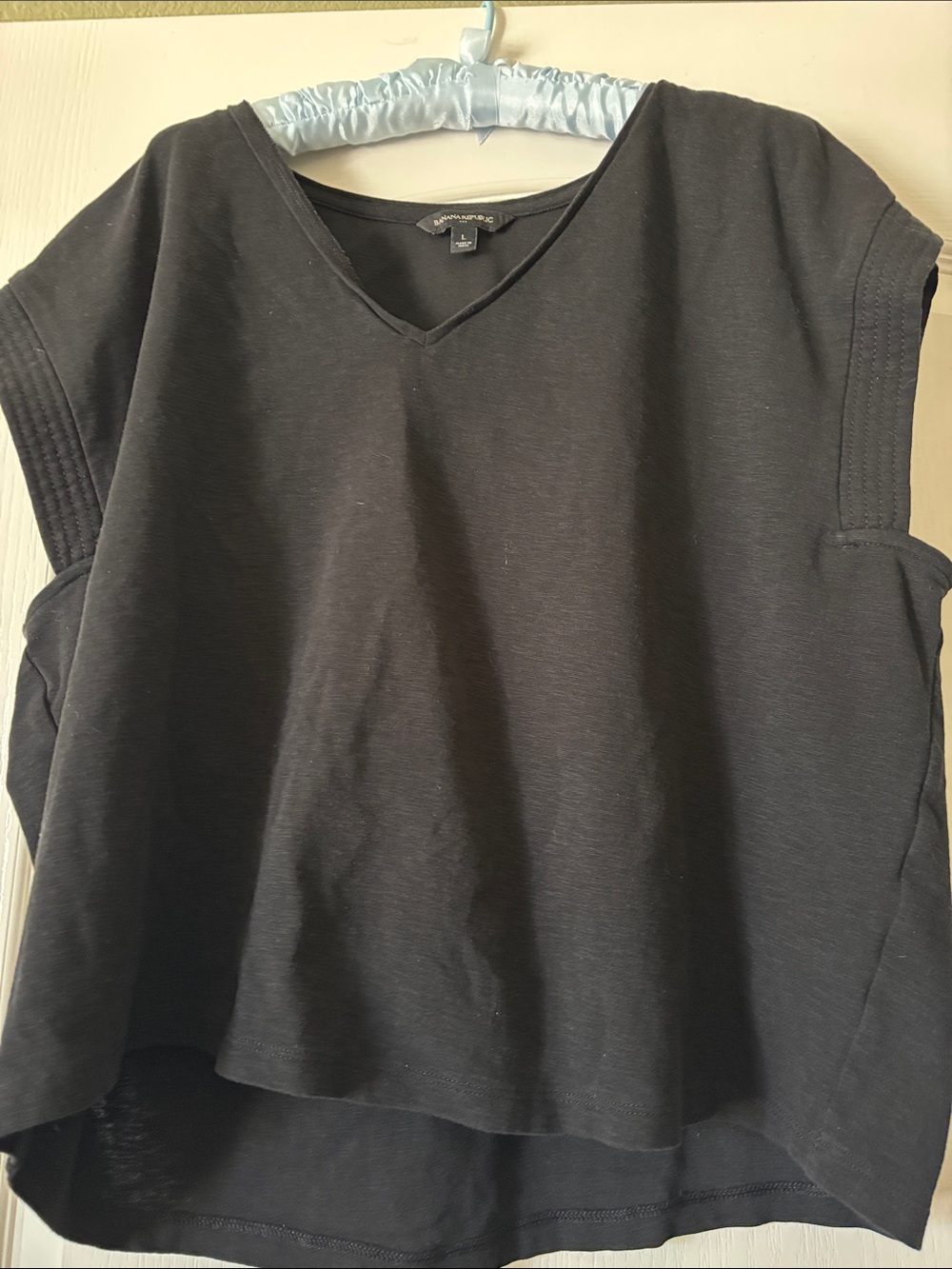 Banana Republic WOMEN'S BLACK V-NECK SLEEVELESS TOP